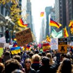 Manifestazione colorata a Los Angeles con partecipanti uniti